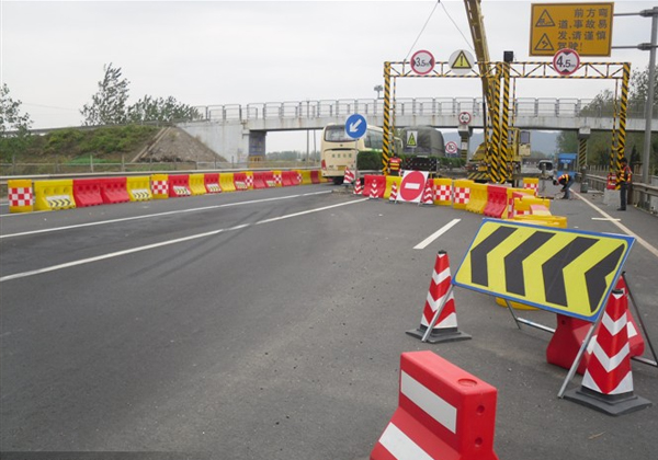 南京長(cháng)江四橋跨寧通高速改道施工水馬